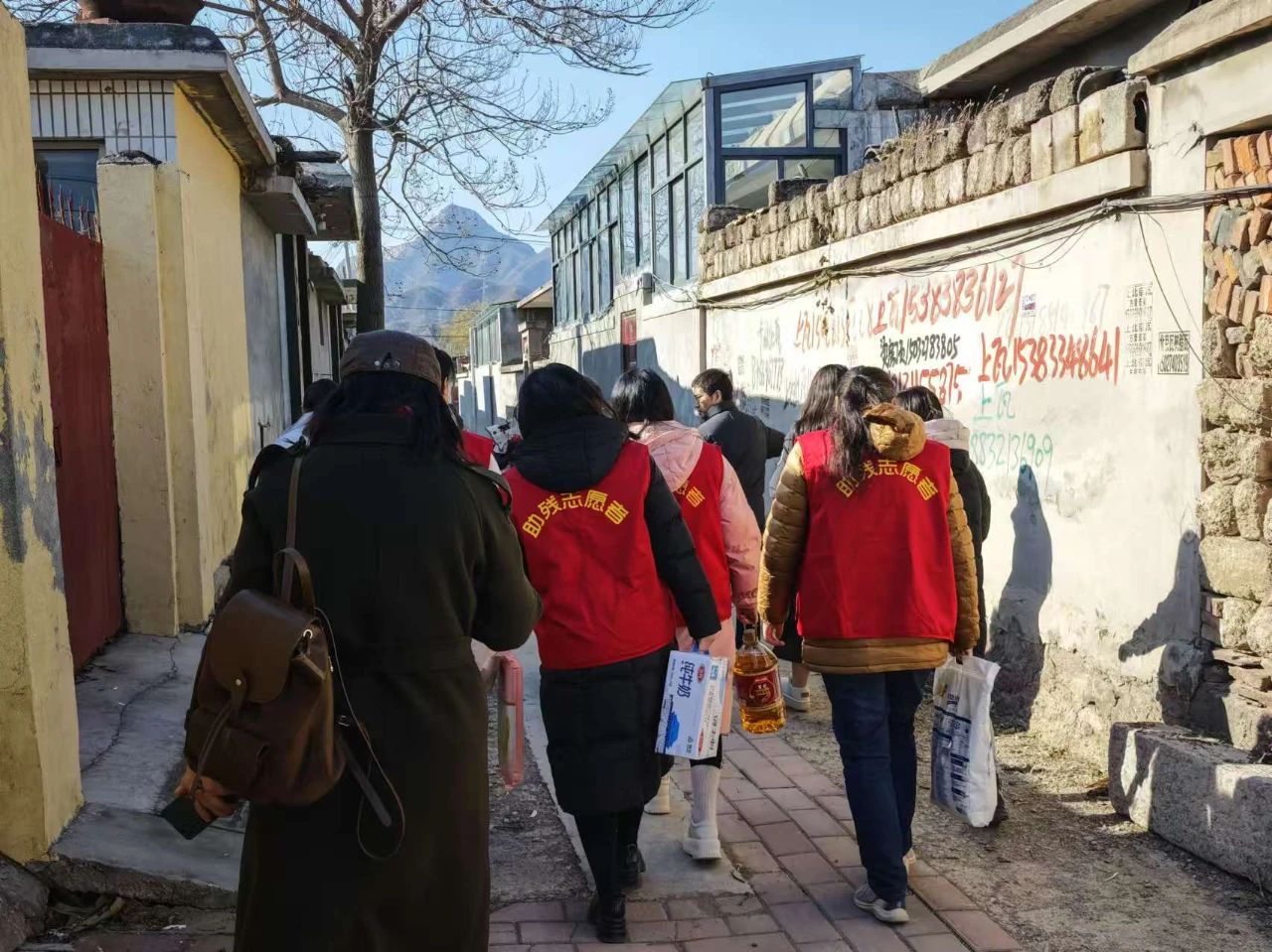 图为走访慰问活动现场